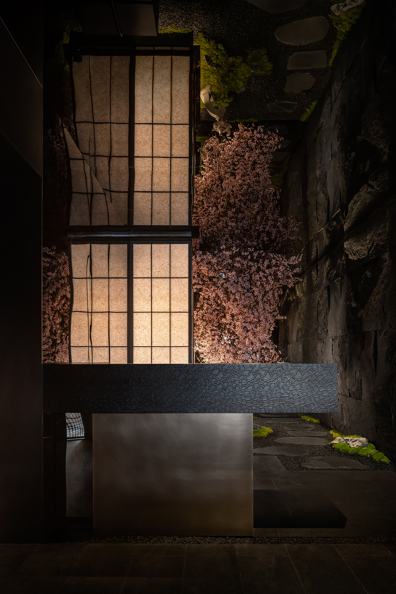 每每穿越历史,隔空对话,老建筑的声音是最真实的。故宫边的五四大街,有建于1918年的北大红楼,其间每块红砖都见证着时代迁徙,也有古老的梅园,拱门与格子窗诉说着旧时风雅......