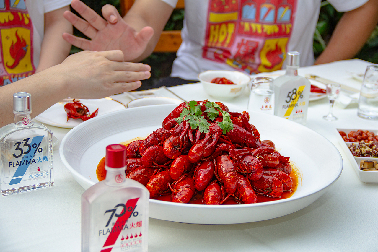 火爆酒配小龙虾
