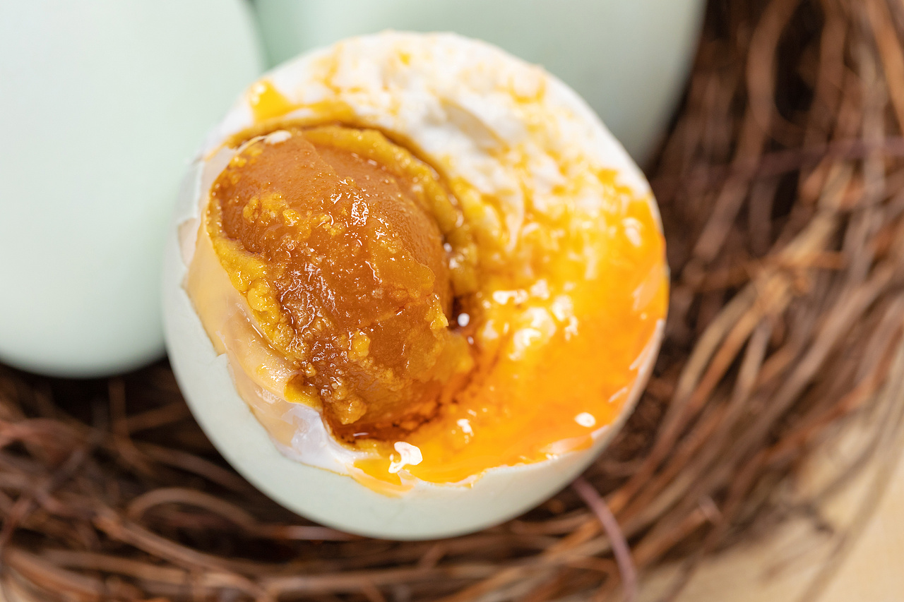 红太阳高邮咸鸭蛋,鲜香油润。
传统美味,粥饭皆可搭配。