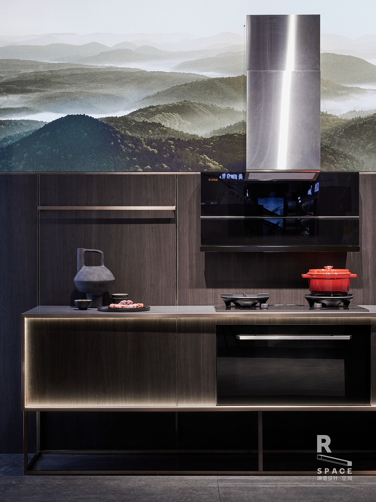 高级不锈钢板、轻透镜面玻璃等多元材质,于去泛照明化的舒适灯光下和谐相衬,质感丰富细腻,营造“近而不浮,远而不尽”的空间质感。