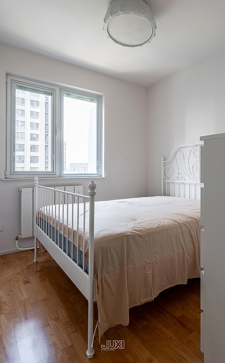 原木+水泥组合太酷了,餐厨一体+转角柜布局显大又通透