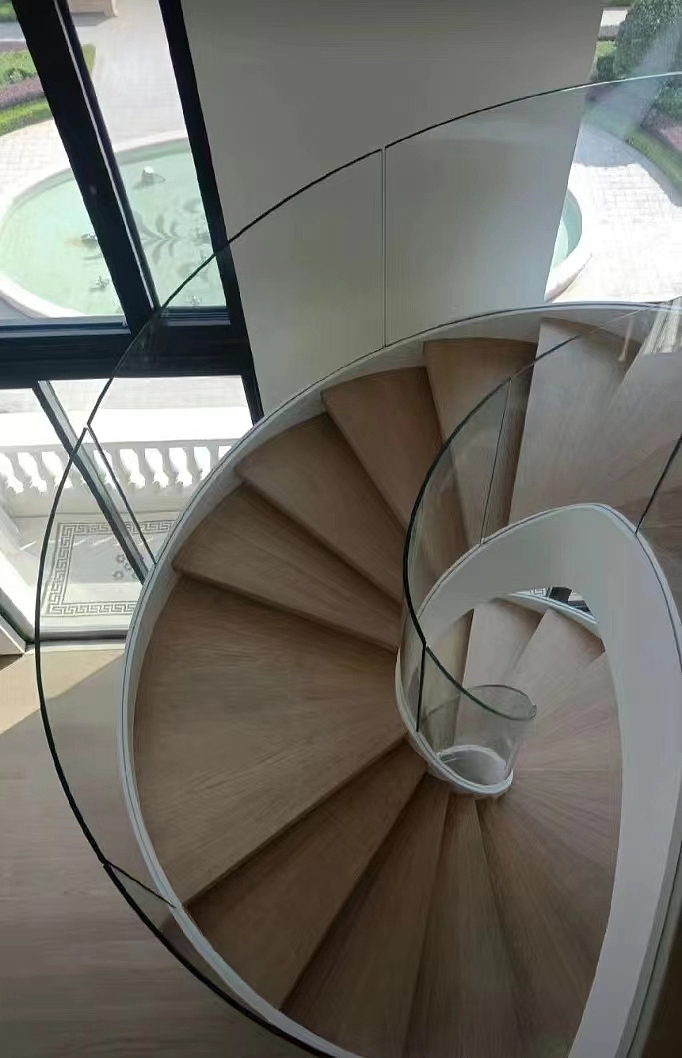 别墅流行轻奢弧形楼梯热弯玻璃扶手