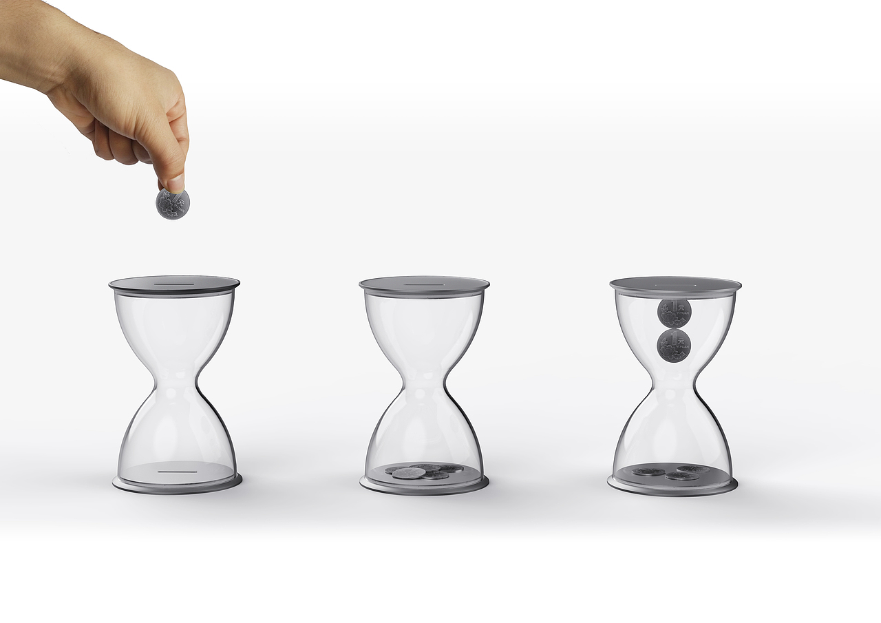 随着手机支付的普及，硬币使用的频率越来越低，那存钱罐本身是否可以延伸出新的存在意义呢？钞漏存钱罐灵感来源于人们常用作装饰的沙漏，由沙漏倒置时沙子往下落的情景联想到往存钱罐投钱时的情景。而内置磁铁的金属盖使得存钱罐倒置时部分硬币会因为磁力悬在空中，在人轻晃之后才会掉下，改变了存钱过程中的交互体验，增加了存钱的趣味性，硬币本身也延伸出装饰物或者收藏物的意义，而不仅仅是作为货币的属性。虽然硬币不再被人们频繁使用，但其本身蕴含了人们熟悉的记忆，在新的场景下，存钱罐的功能或许可以延伸出更多意义，可以是用来教育孩子的金钱观念，可以是装饰物，可以是硬币的收藏展示，可以是类似玩具一样的交互。