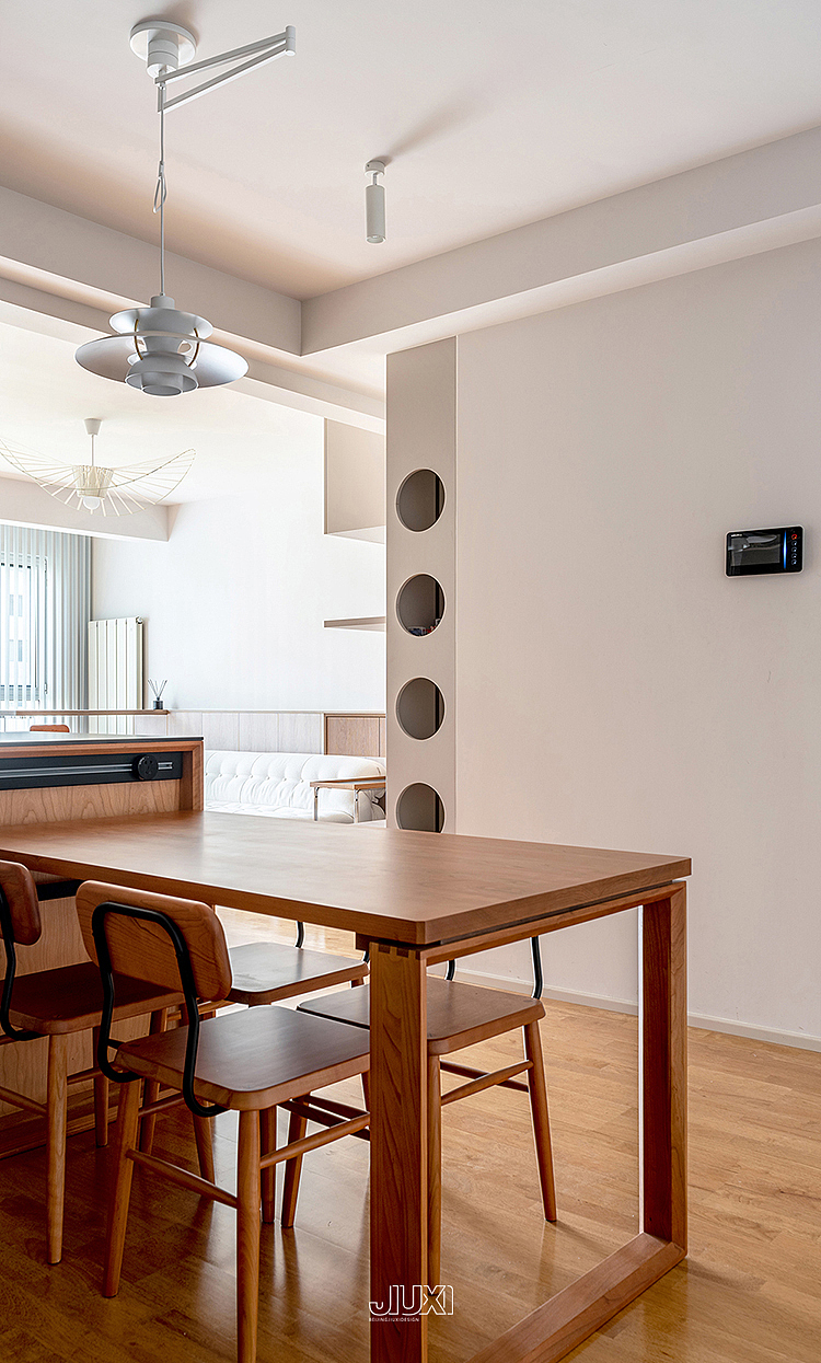 原木+水泥组合太酷了,餐厨一体+转角柜布局显大又通透