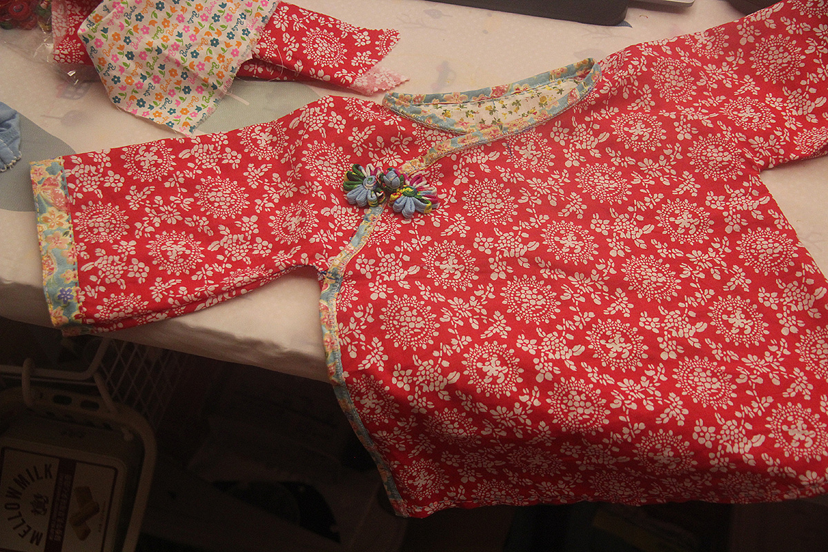 樹(shù)下問(wèn)崽子，老娘裁花衣。（圖ZMzAyNjA4NjUy） - 兒童服飾 - 站酷設(shè)計(jì)師風(fēng)陵師太原創(chuàng)素材 - 站酷ZCOOL