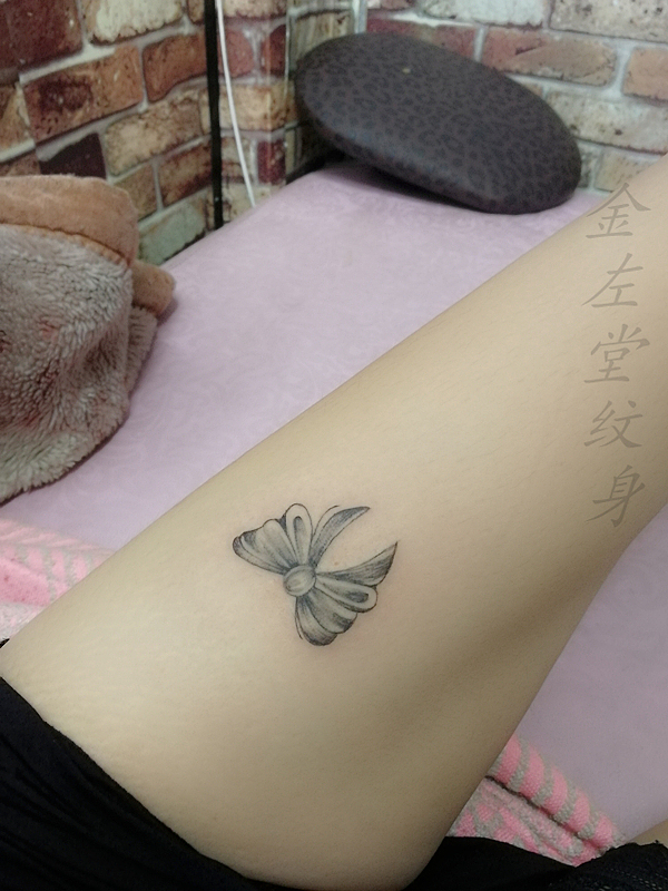 蝴蝶结纹身修改老旧纹身水冶纹身金左堂腿部