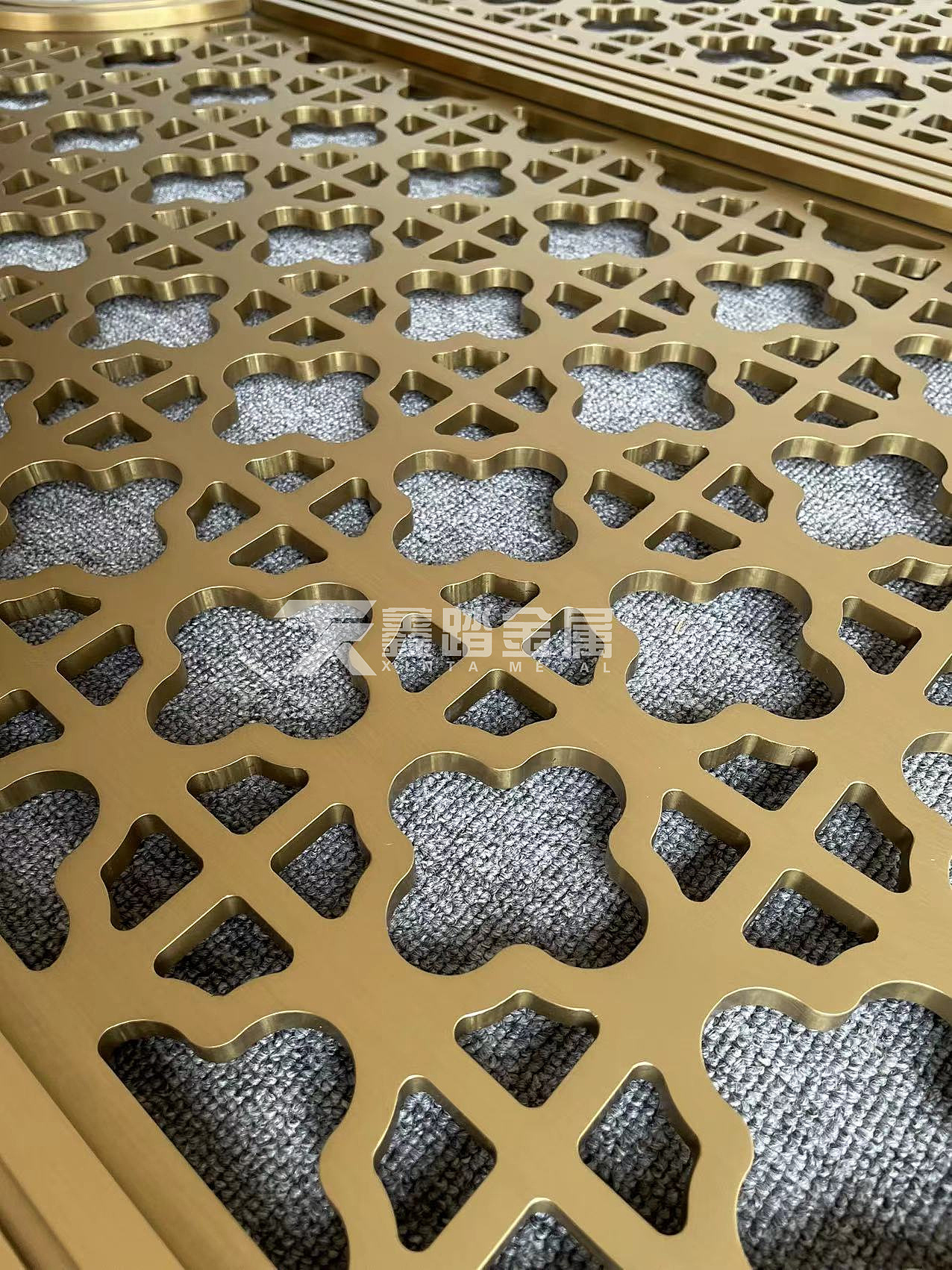 精雕铝艺镂空钛金屏风 酒店客厅铝板雕刻镂空梅花隔断