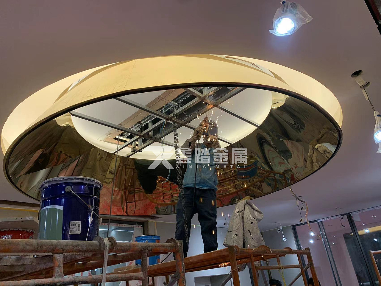 酒店门厅双曲面不锈钢包柱 镜面不锈钢喇叭造型包柱