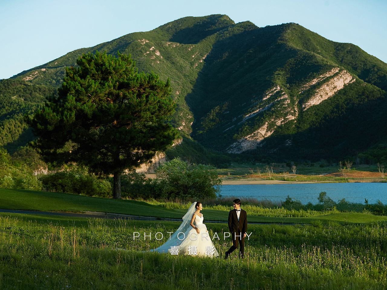 没失望！电影感森系草坪婚纱照，这样拍美翻了~（图ZMzE2NDI4NzQ4） - 婚礼摄影 - 站酷设计师遇见YUJIAN原创素材 - 站酷ZCOOL
