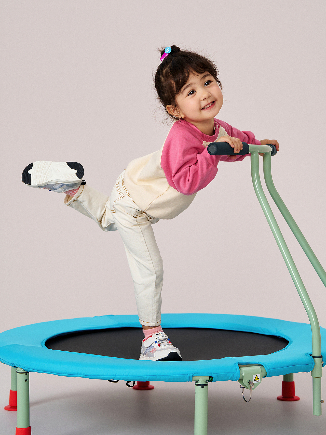 holakids x paucillar 2023a/w 鞋子拍摄