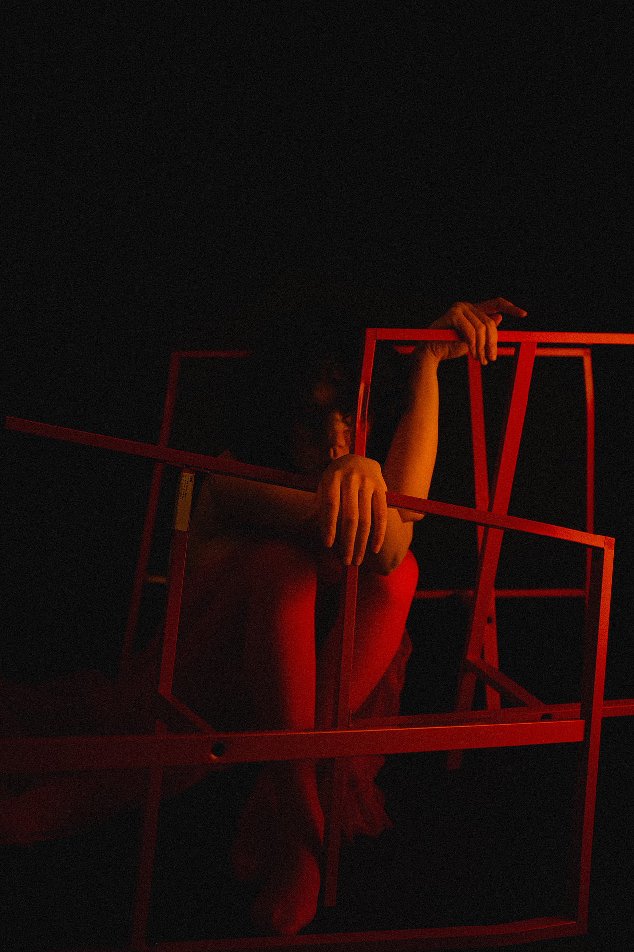 时尚摄影 | 摆弄红色丝绸的女子