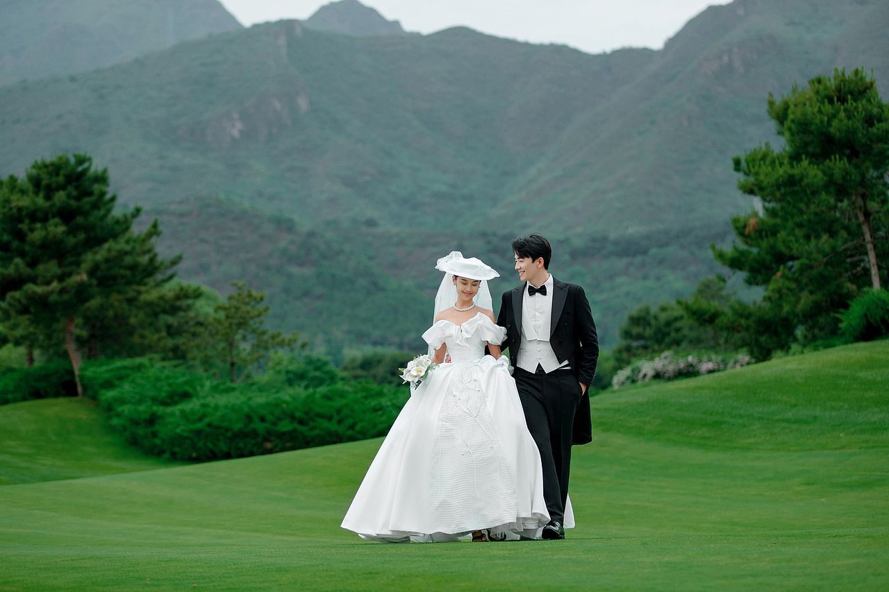 幸亏听劝😍把草坪婚纱照拍成了电影风感觉!!