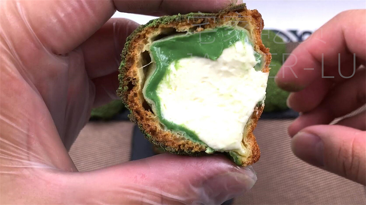 抹茶双色奶油泡芙,丝滑奶油与香醇抹茶,回味无穷。