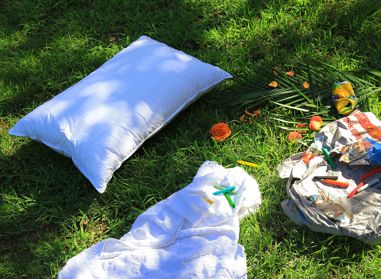 在我们反复感受到持续疫情下的种种不确定性后,对“做梦”有了更深刻的理解,也与白日梦想家们狠狠共情:释放摹仿欲望、沉迷“世另我”的臆想,在某个片刻必然是值得的。在这些思考的主导下,以欲望桥接梦和现实的仲夏夜之梦就此诞生。