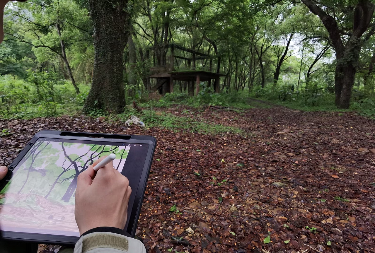 写生的现场,漓江边一片荒废的建筑群,早已经腐败不堪了,几乎没什么人知道的野地方,我喜欢这里的安静,可能是富有氧离子吧,会让人感觉心情愉悦。