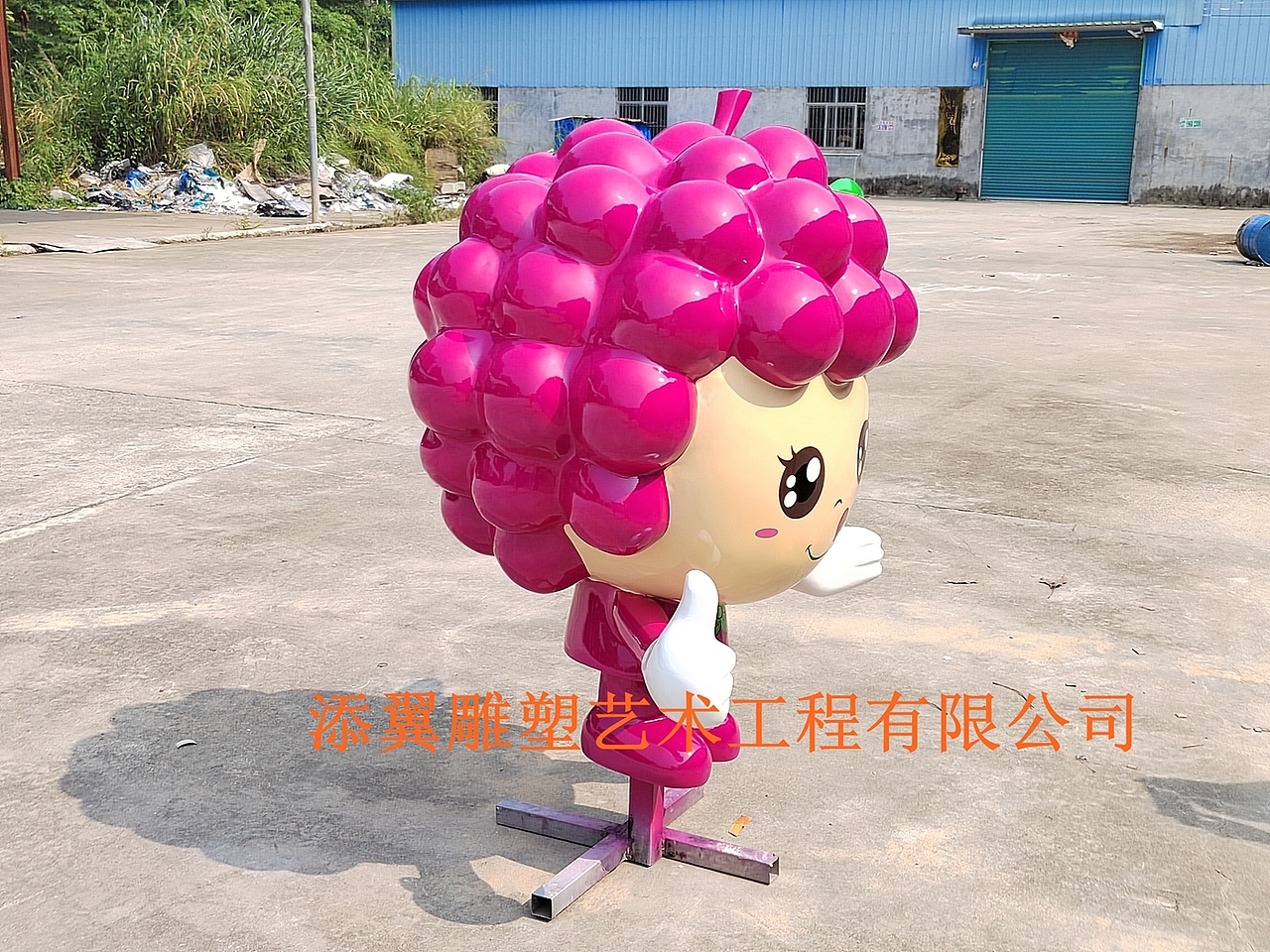 晶莹的外衣的玻璃钢葡萄卡通玩偶雕塑人人爱