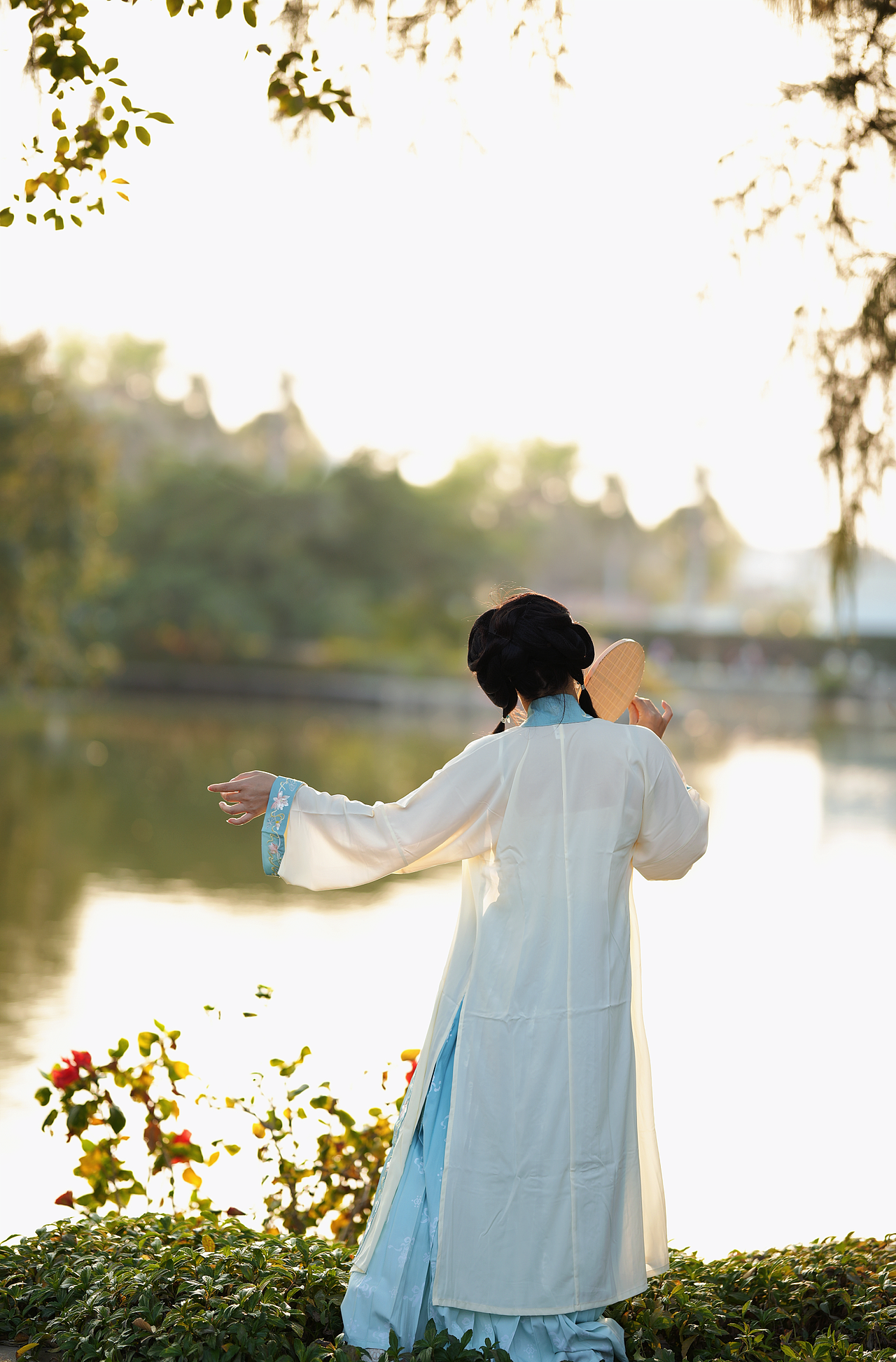 温山软水,繁星万千,不及你眉眼半分