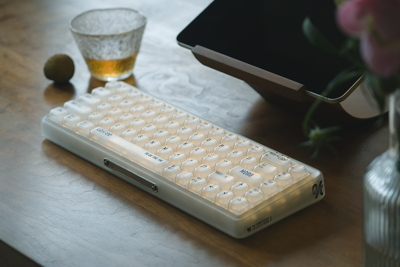 产品的基调有暖光家居的温馨感,考虑到灯光和纹理的结合的感觉。会有灯光撒开,纹理生长,漫开的视觉感受