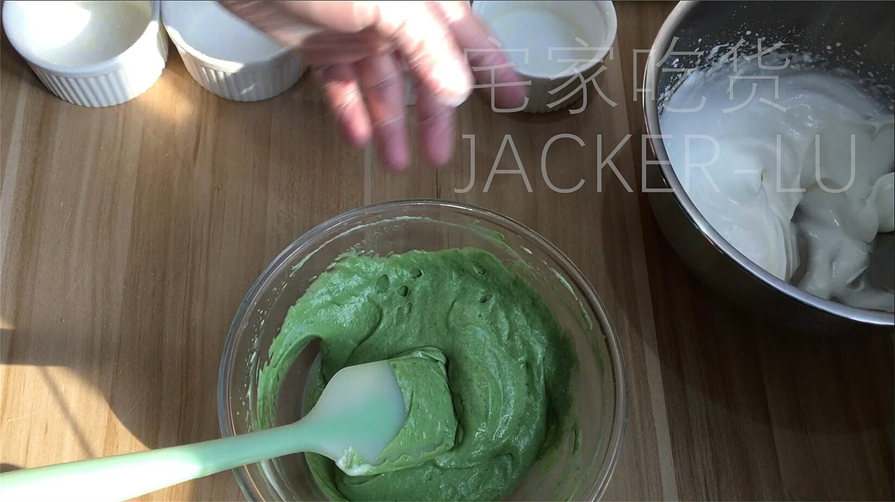 抹茶舒芙蕾,清幽与浓郁交相辉映,让人不禁心驰神往。