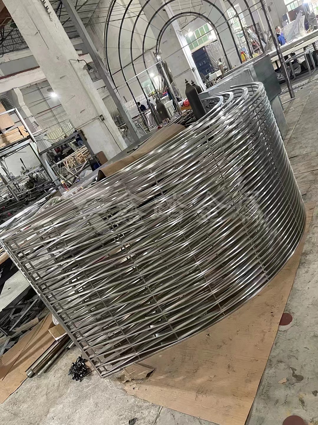 定制酒店不锈钢弧形屏风隔断 售楼部酒店金属整装工程