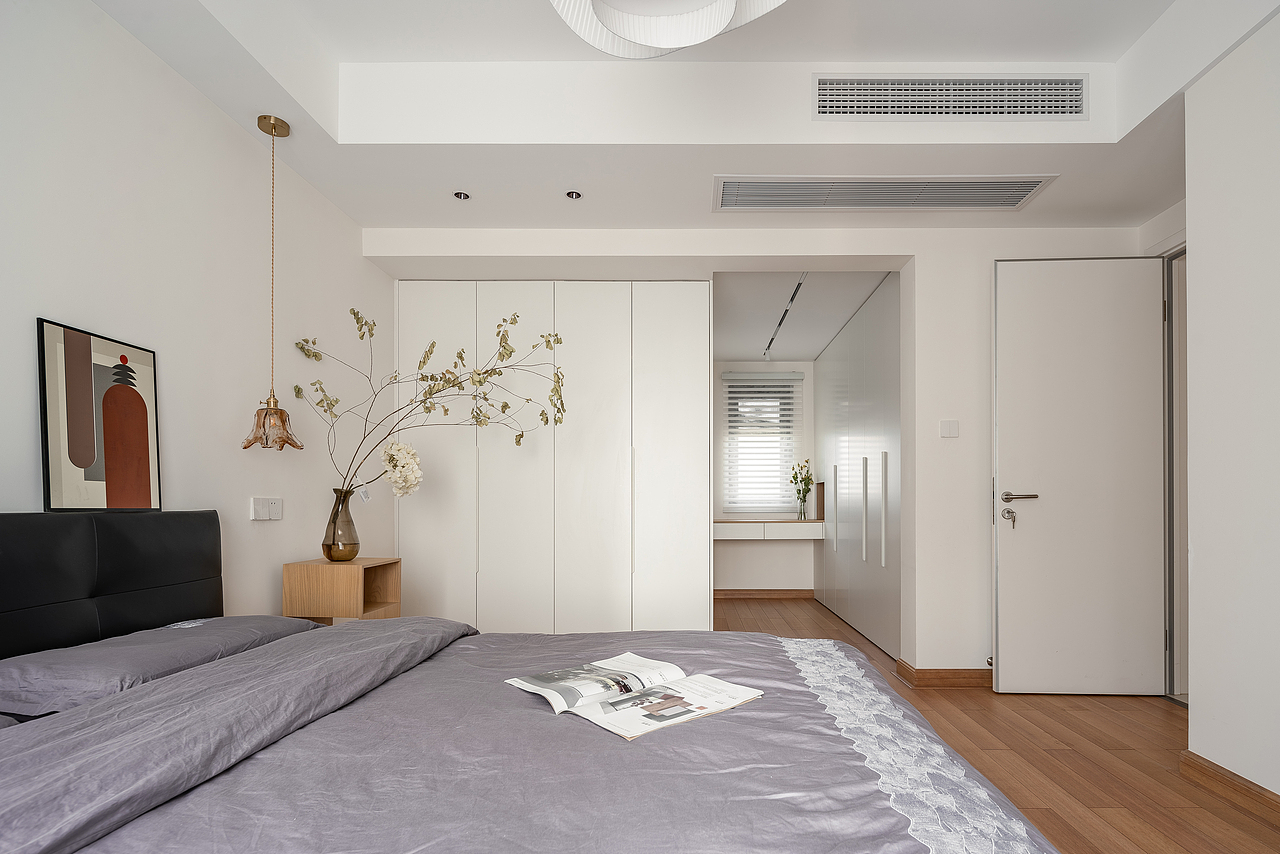 卧室采用的是地暖专用实木地板,不怕受热变形,实木材质更加环保。门上加装了静音条,隔音效果更加好,银灰色的线条也很有设计感,不会太突兀,搭配上静音锁使用起来很方便。