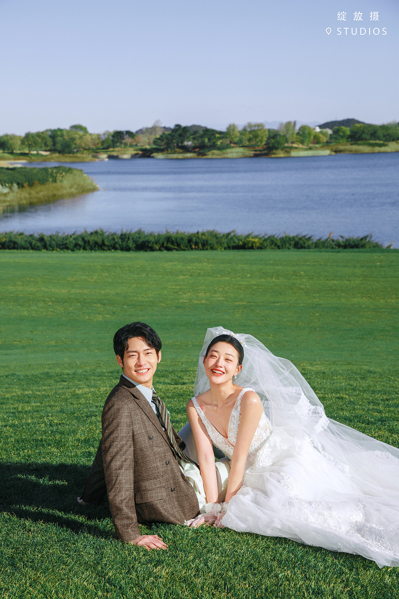 纪实|情绪感草坪婚纱照（图ZMzcwMzk4MjYw） - 婚礼摄影 - 站酷设计师绽放摄胶片摄影原创素材 - 站酷ZCOOL