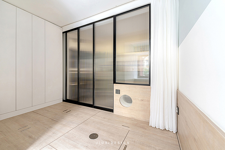 卧室整体采用地台的设计,作为儿童房所以收纳空间设计的很充足,拥有墙地全方位的收纳空间,满足孩子成长和日常所需。