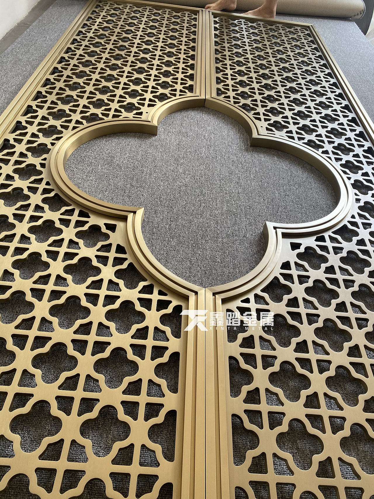 现代酒店餐厅铝艺镂空雕花隔断屏风 安装实景案例