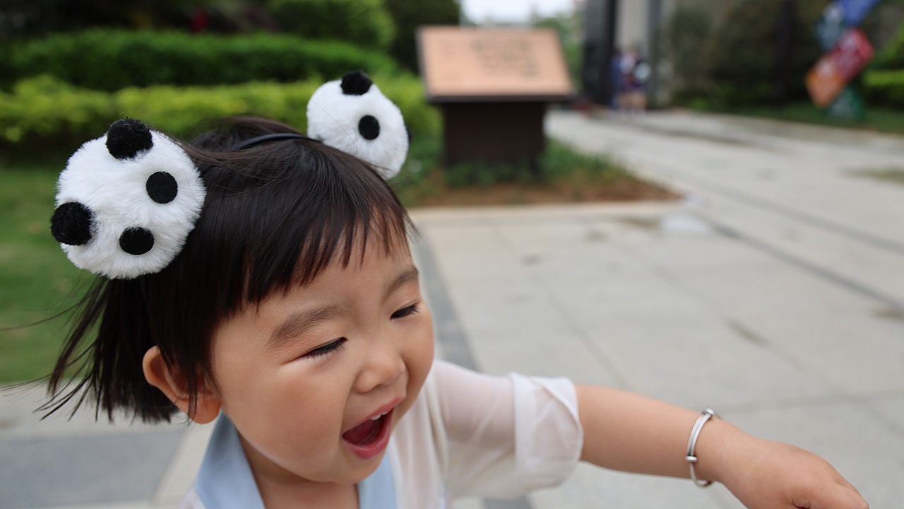 《姐妹照》小孩的快乐好简单，小时候那么傻想快点长大