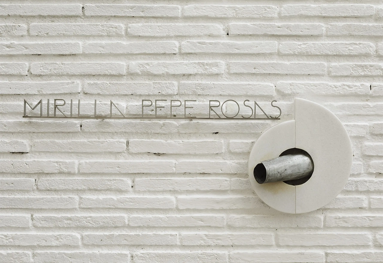 经过一个狭窄的入口后,一条金属走道激活了接下来的空间。它采用几乎透明的重叠构件组合而成。这是一个俯瞰楼下商店空间的平台,也提供了展望地平线的视野。