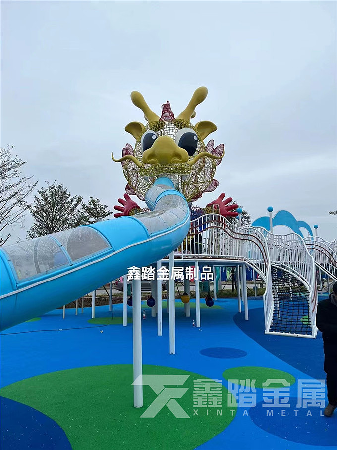 齐家湖公园 不锈钢滑滑梯儿童公园卡通龙雕塑案例