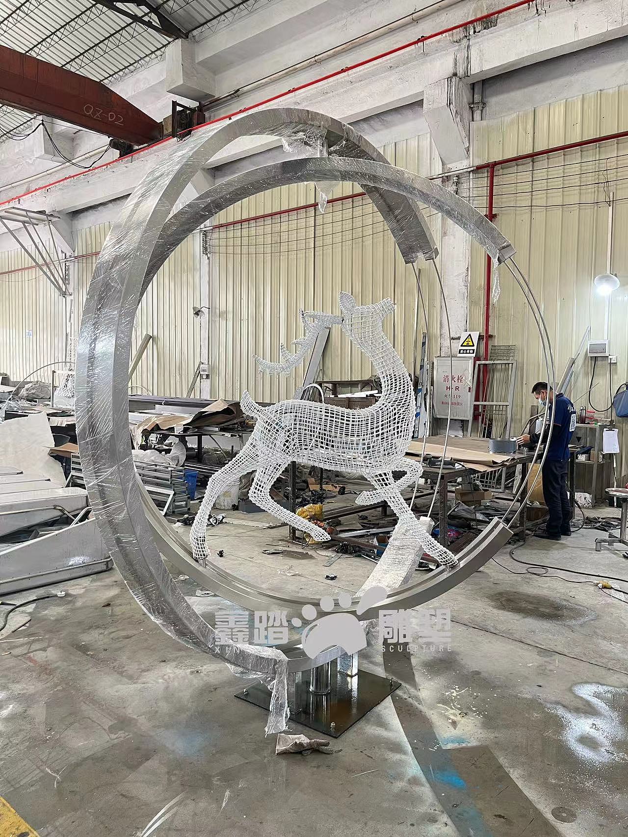 可旋转不锈钢圆环加编织鹿雕塑