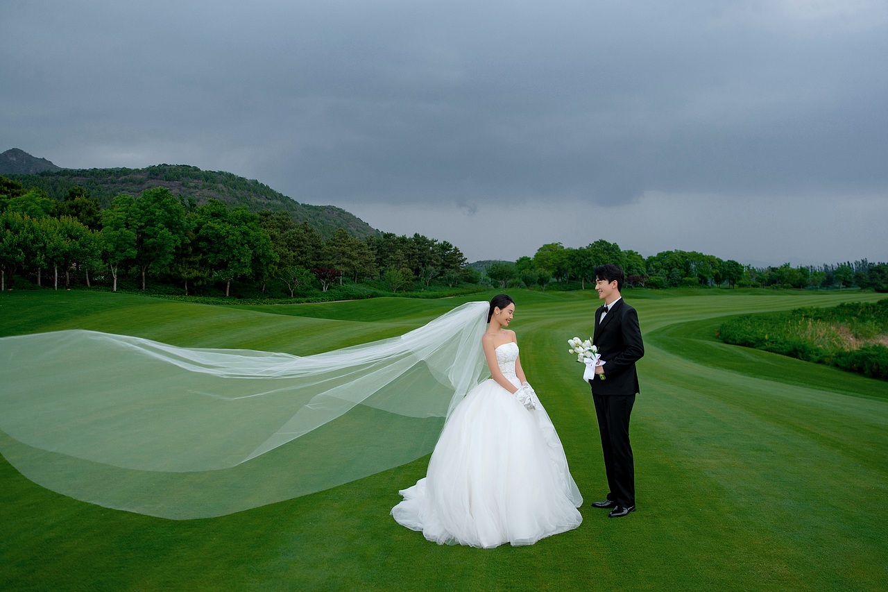 美到犯规的高级感森系草坪婚纱照!超好看!