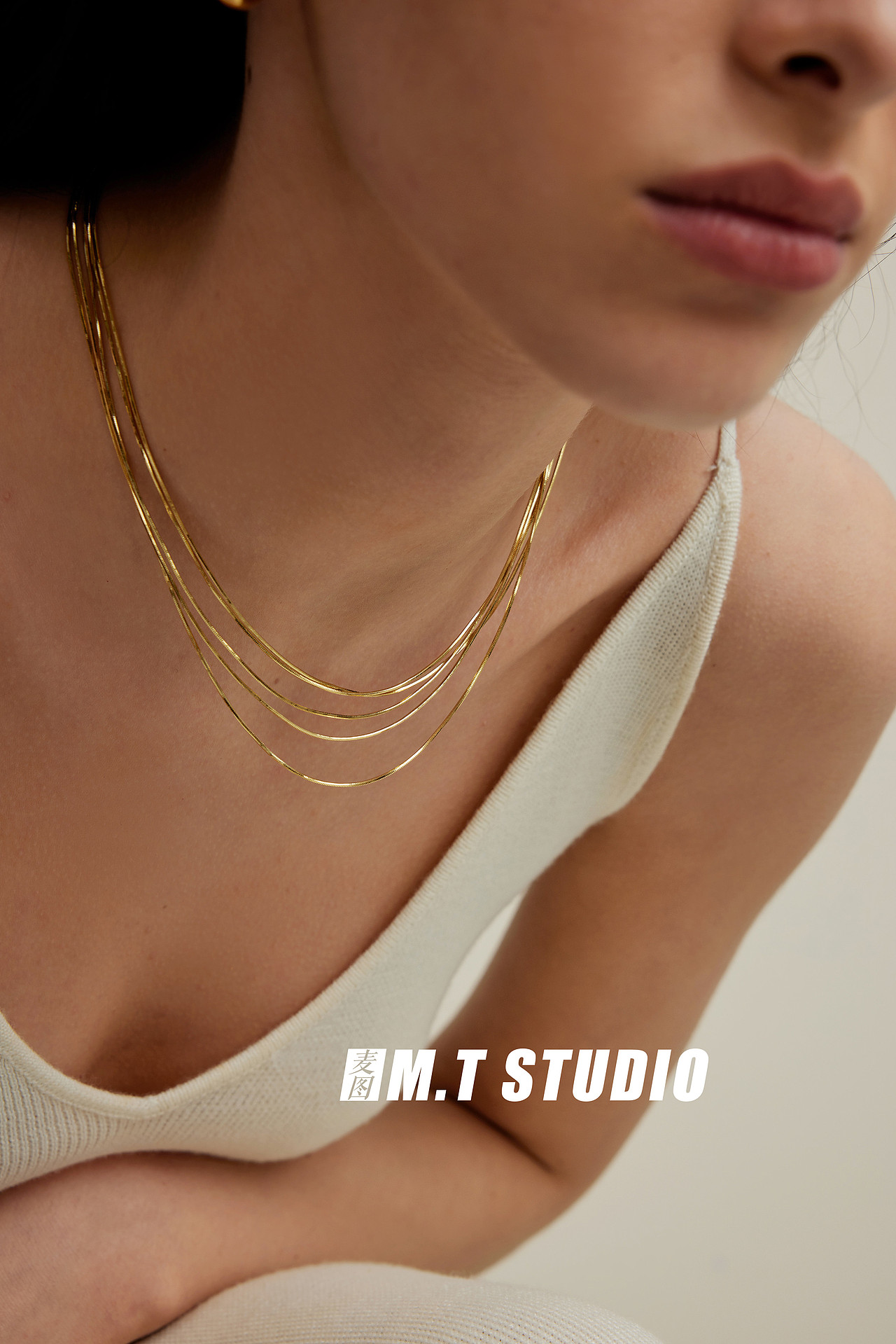 #珠宝首饰外模饰品拍摄高级感轻奢耳钉项链女模小麦色