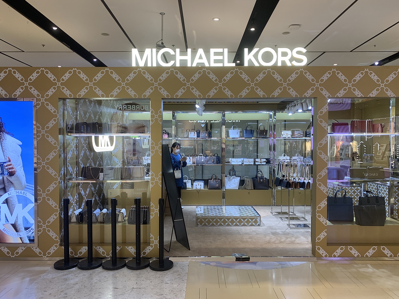 2023 MichaelKors-商超落地（图ZMzQxOTA1Mzg4） - 其他空间 - 站酷设计师yangyanjie615原创素材 - 站酷ZCOOL
