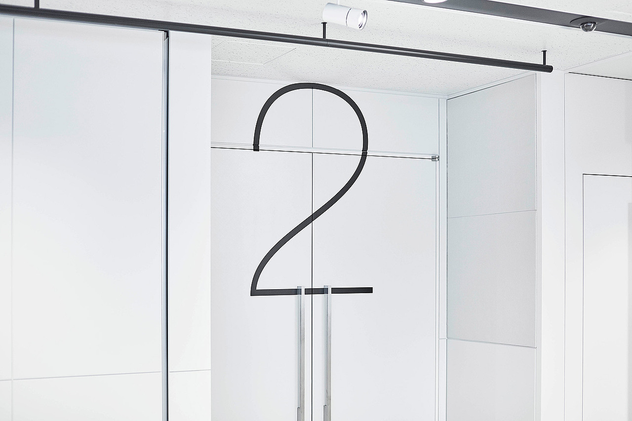 新秀站南门公共空间——环境视觉导视设计