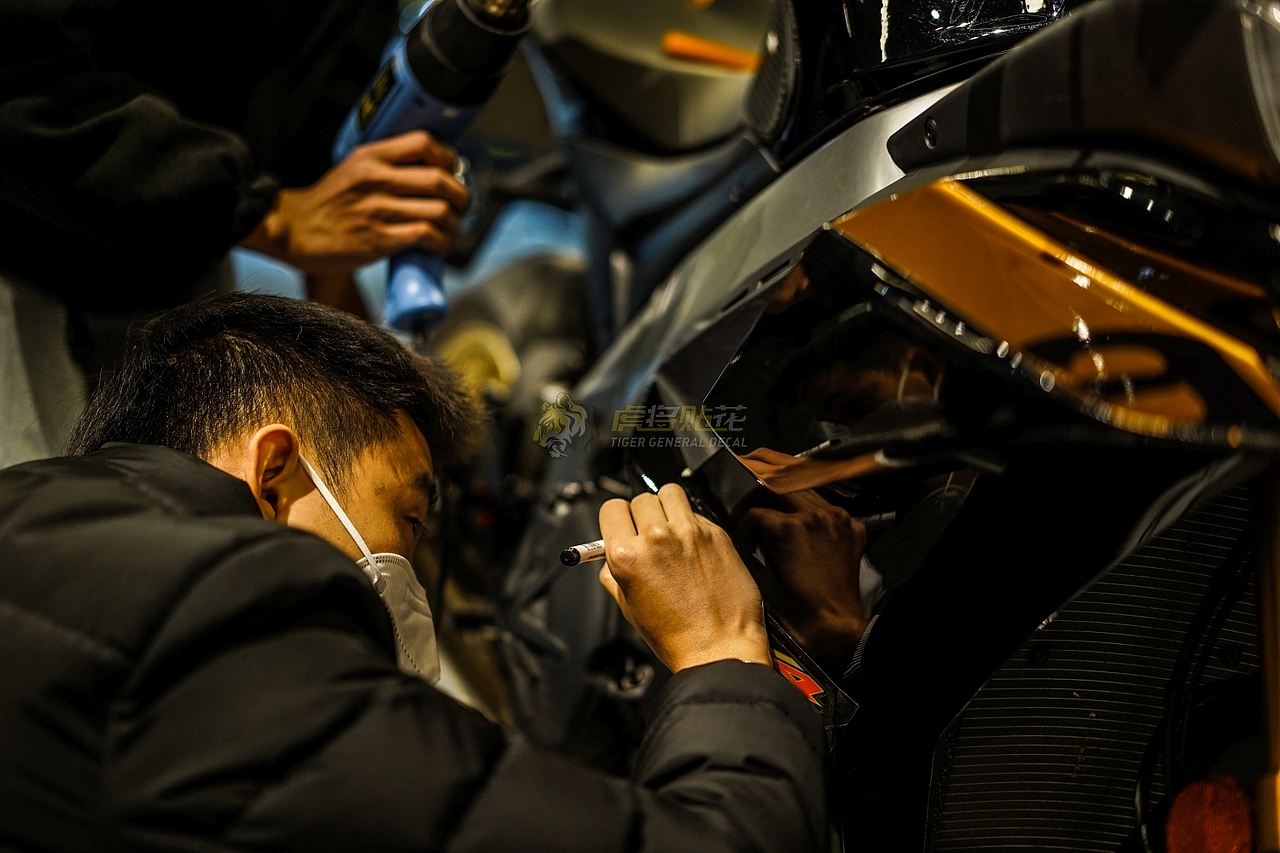 阿普利亚22款RSV4改黑金拉花涂装-3M彩绘改色膜