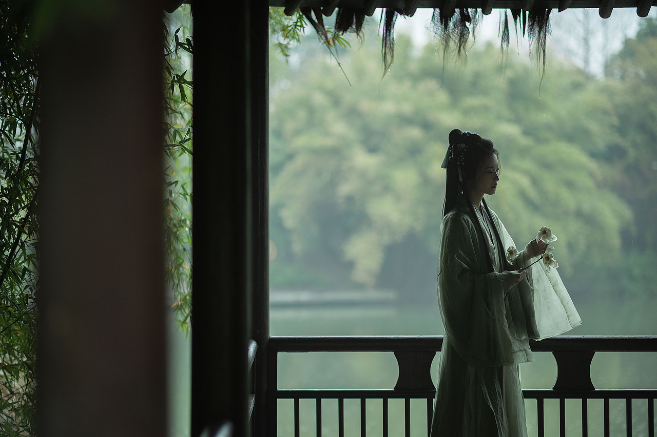 绿意晓声浓