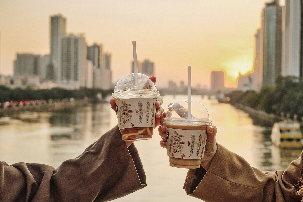茶理宜世- 粤绣主视觉海报设计与广州限定杯及周边设计（图ZMzIwMjYwOTY0） - 海报 - 站酷设计师Celia犀莉呀原创素材 - 站酷ZCOOL
