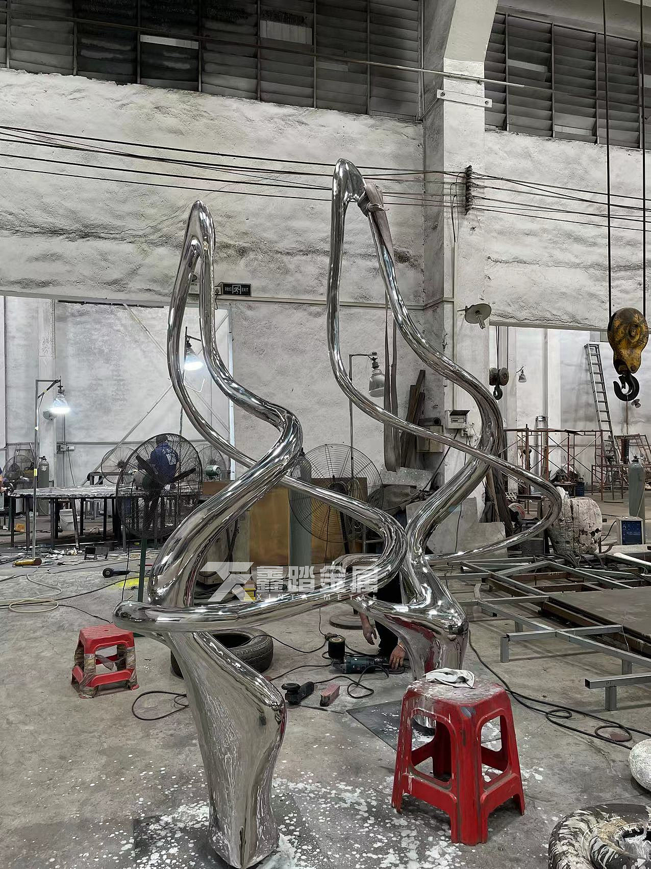 售楼部入口水景镜面不锈钢雕塑 抽象不锈钢飘带雕塑