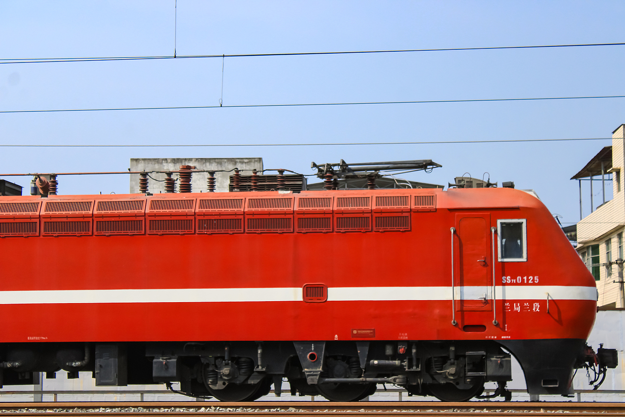 由成都西开往喀什的客车K452次绿皮火车。
本务为韶山7E型电力机车,局端配属为兰局兰段,车号为125号。<br>K452/K453次列车是一列空调快速旅客列车,始发站是成都站,终点站是喀什站,由中国铁路乌鲁木齐局集团有限公司运营,全程距离为3948公里。