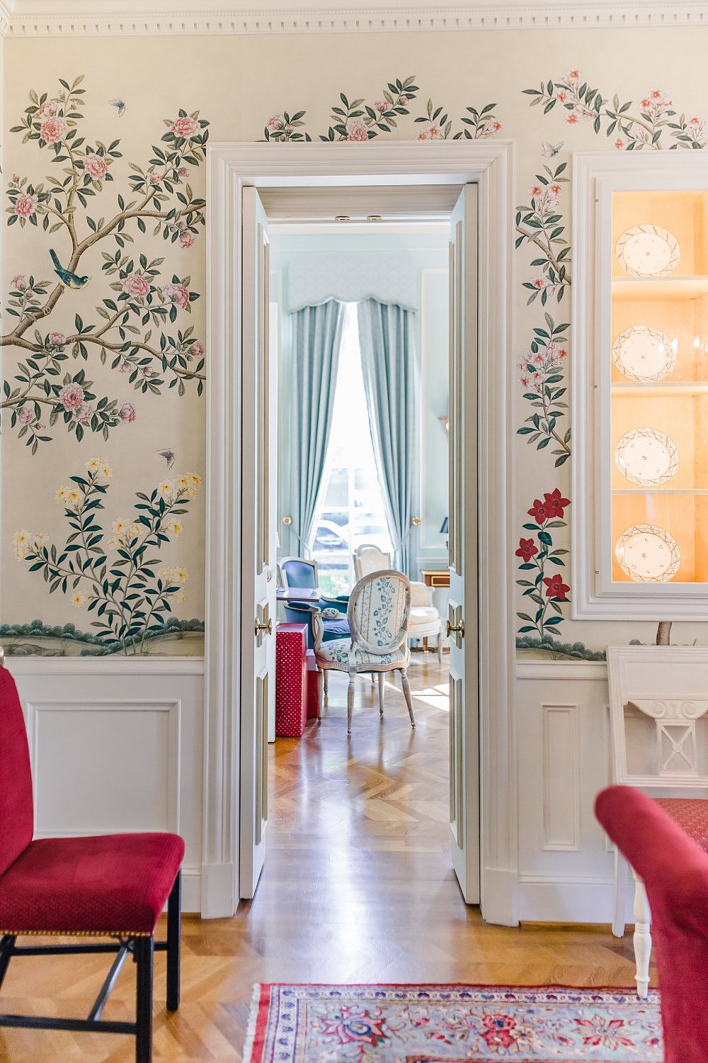 高端酒店别墅中运用的奢华手绘墙纸