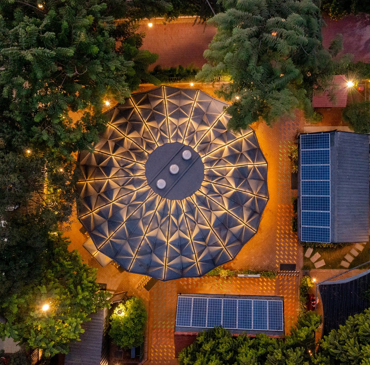 概念与形式
<br><br><br>作为这个星球的临时访客，重要的是，我们要留下可能影响我们子孙后代的最小足迹。因此，重要的是与自然共存，而不是“居住”在那里。因此，永久无常的建筑才是未来。在设计领域的物质性和技术进步之间取得平衡，并利用金属作为材料的工艺知识。设计过程涉及高效的参数模型，允许定制几个变量以达到指定的体积。计算模型可以适应基础直径和动态高度，通过优化镶嵌来实现材料效率。