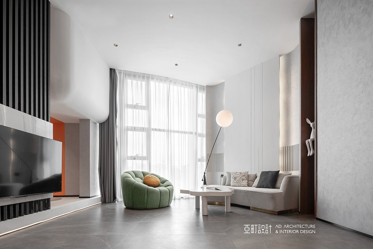 客厅空间的穿插和转折突显了色彩的真诚热情。在具象化的场景中,建构出新的游乐场景,让每个色彩都充分得到尊重,满足人们对未知的想象,亦是新商业的游乐之趣。