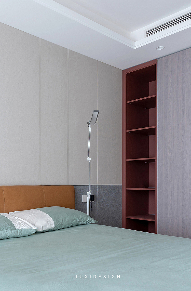 利用衣柜的开放格。增加空间的透气感与收纳的多样性。丰富空间的同时,减少沉闷感。