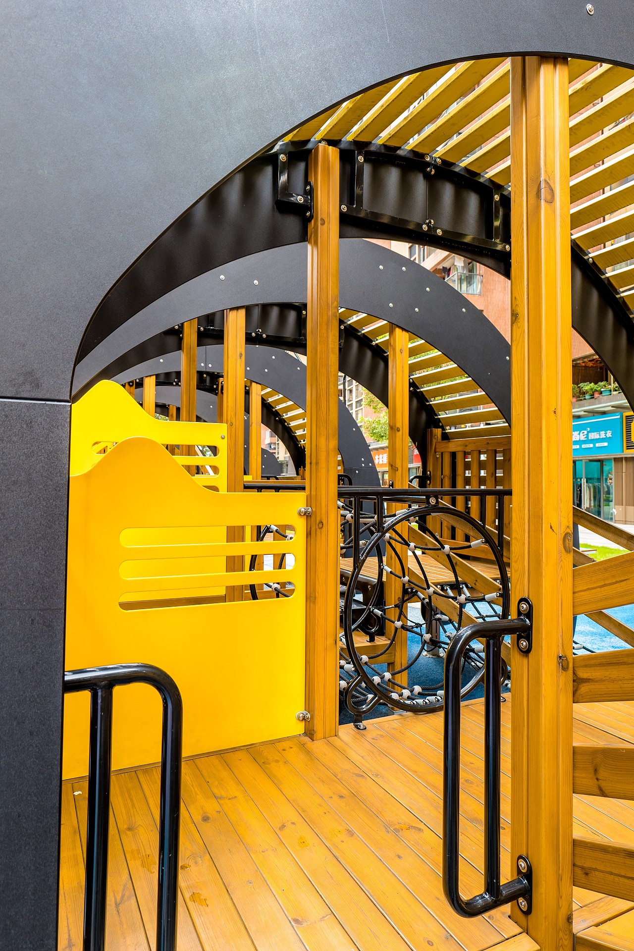 小区楼下的游乐设备,快乐可亲的“小蜜蜂”