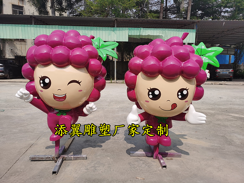 水果基地一组卡通玻璃钢葡萄娃娃雕塑使文化节热闹非凡
