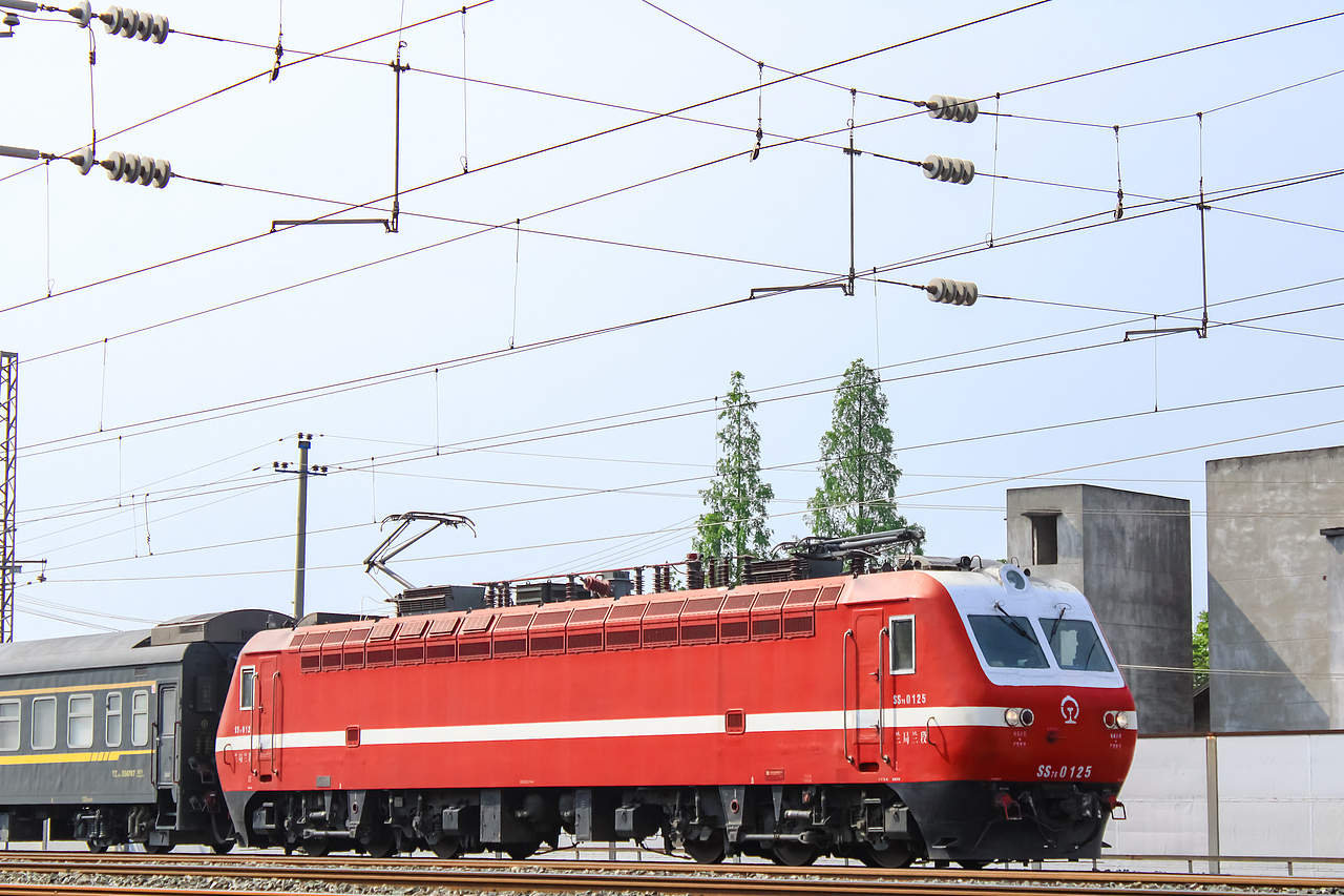 由成都西开往喀什的客车K452次绿皮火车。
本务为韶山7E型电力机车,局端配属为兰局兰段,车号为125号。<br>K452/K453次列车是一列空调快速旅客列车,始发站是成都站,终点站是喀什站,由中国铁路乌鲁木齐局集团有限公司运营,全程距离为3948公里。<br>列车本务后挂25G硬座车,车号为354787。