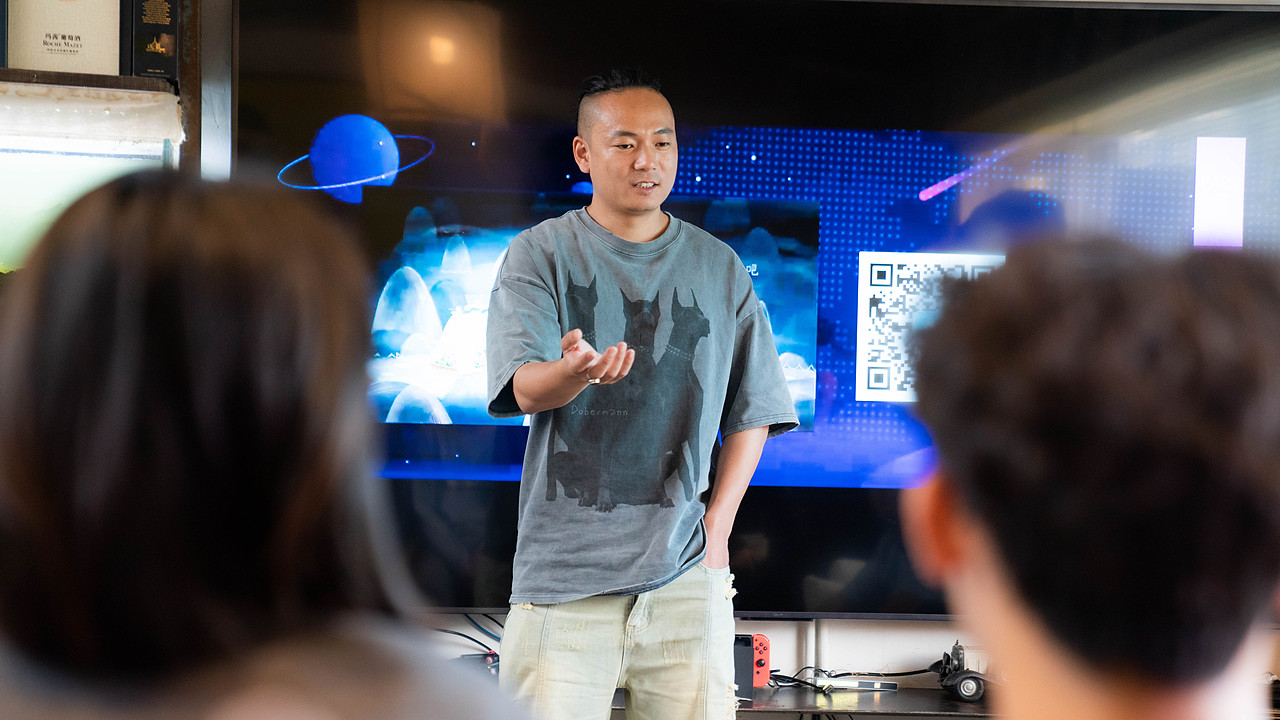 学院院长听了安戈力老板的话
非常感动和欣慰<br>对他的成绩给予了高度的评价和肯定<br>对他的创新能力和社会担当表示了敬佩和赞赏<br>他还希望学生们能够向学长水之学习<br>不断提高自己的专业水平和综合素质<br>争取早日成为有用之才<br>