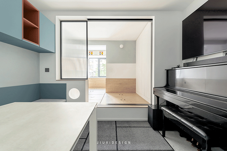 客厅+餐厅+琴房三位一体,充分提升了空间的利用率,还能弱化局促感。南向的儿童房采用全面地台,充分满足收纳所需。定制长虹玻璃三联动门,让采光和私密性都能得到保障。